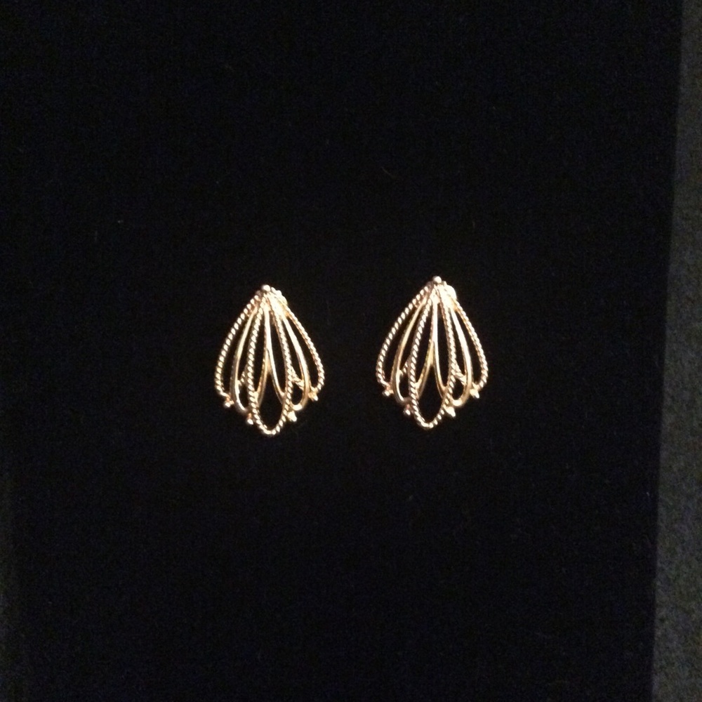 Avon Gold Filigree Earrings.  Nice quality and gorgeous detail and design